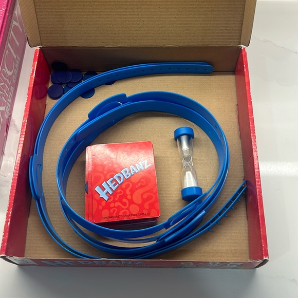 Hedbanz Game the quick question kids game of “what am I??” For multiple players - Picture 4 of 4